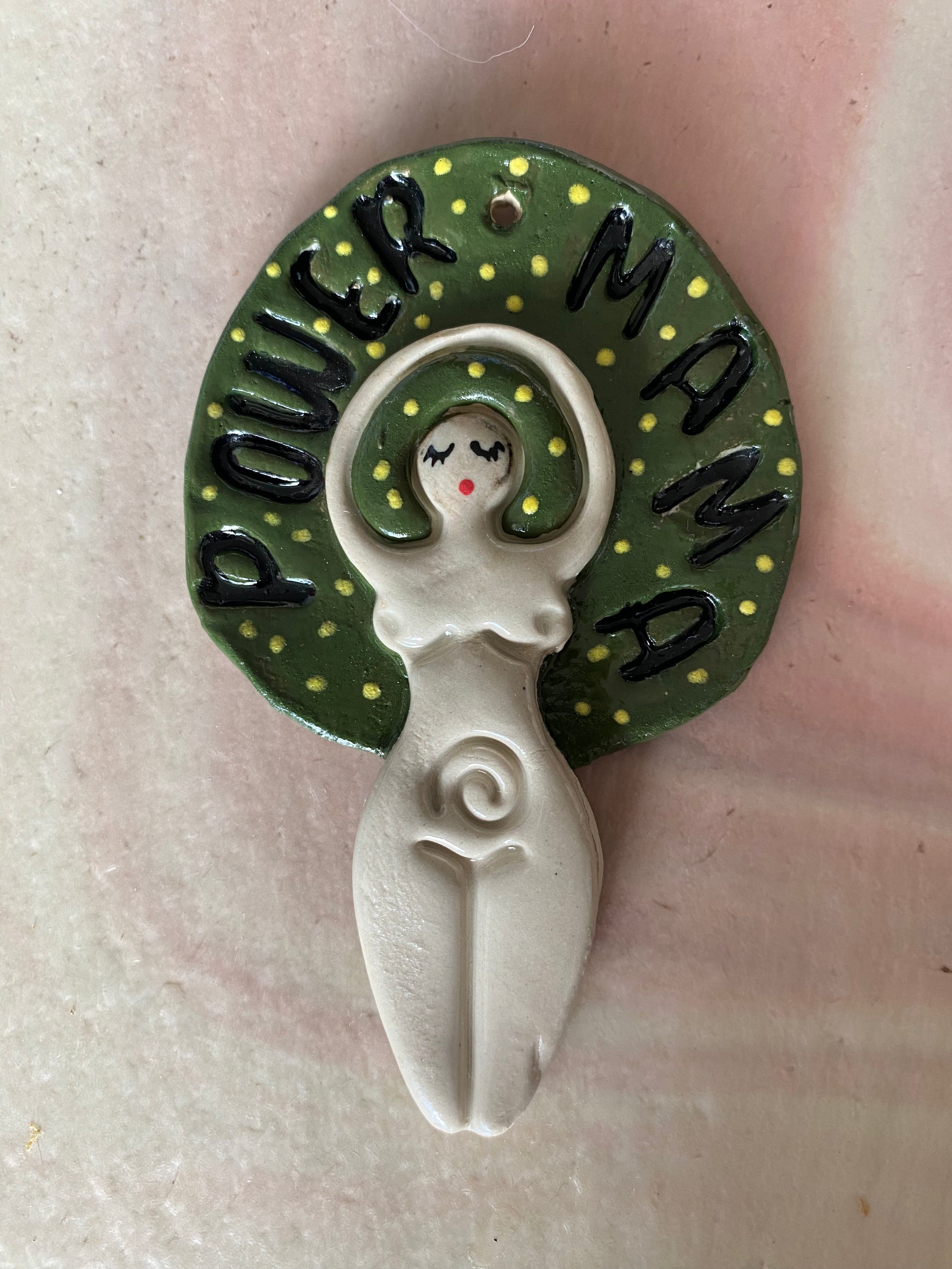 ✨ Power Mama – Feminin figur i keramik ✨