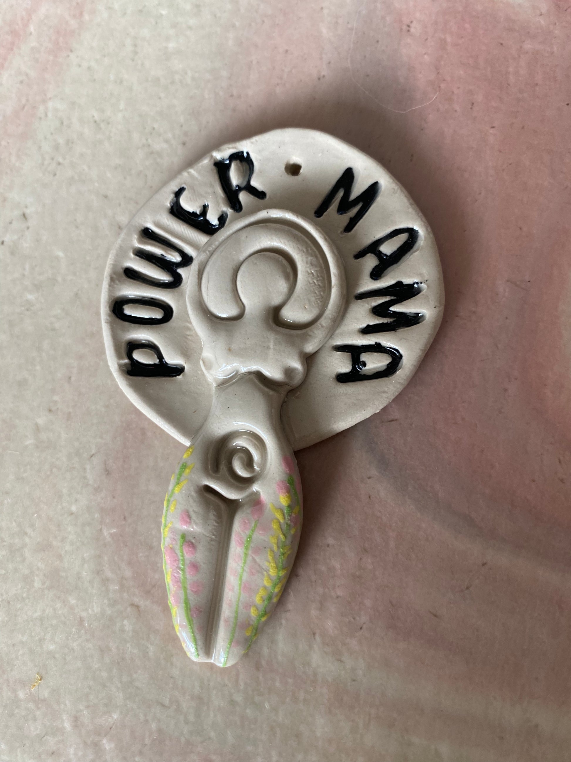 ✨ Power Mama – Feminin figur i keramik ✨